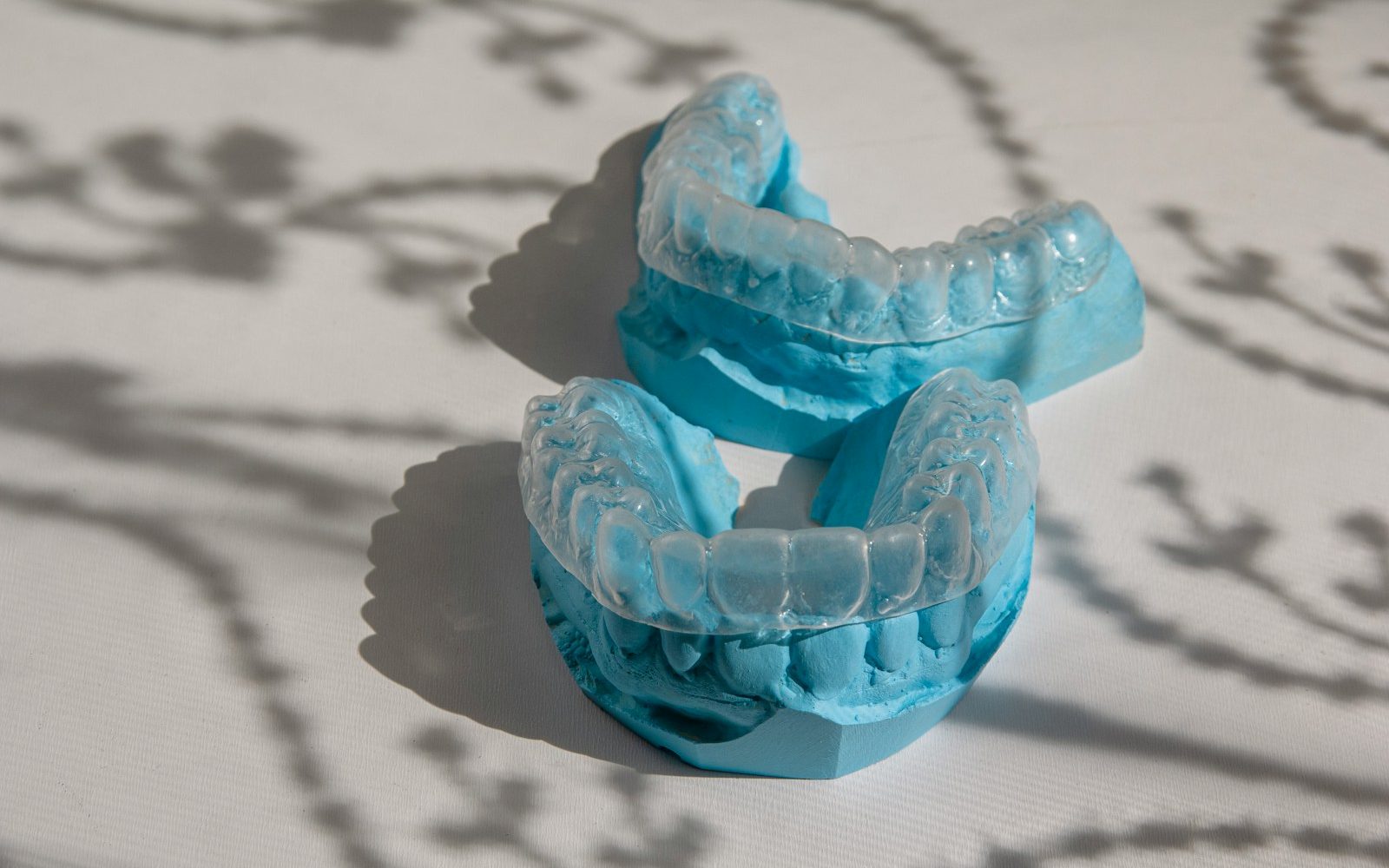 Modelos dentales con alineadores Invisalign para planificación digital de ortodoncia